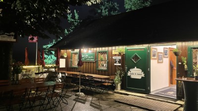 Gastgarten bei Nacht