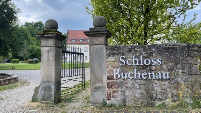 Schlossmauer mit Schriftzug Schloss Buchenau